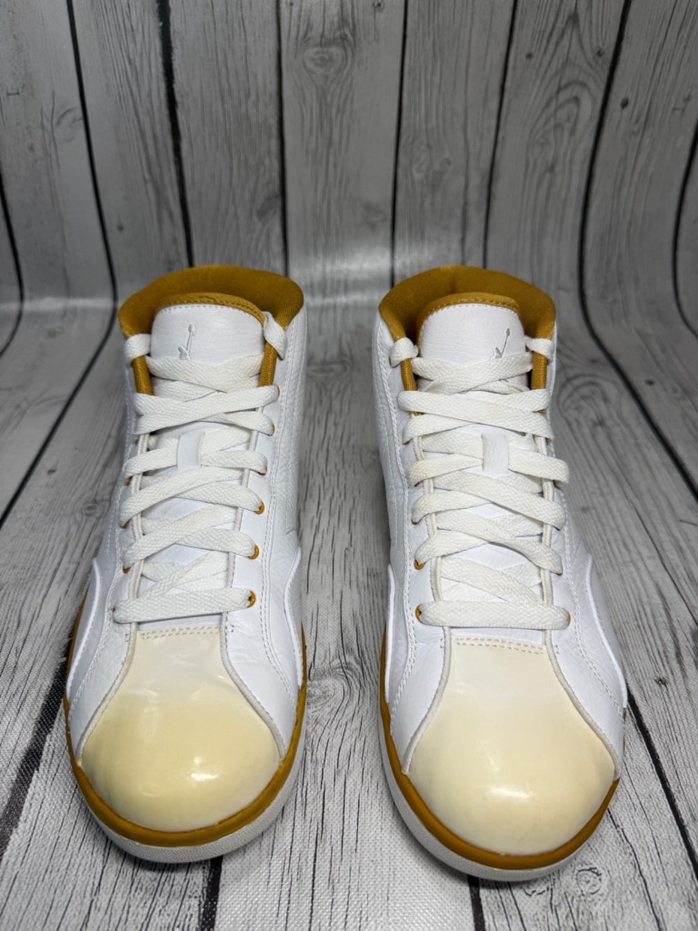 Rare‎ Air Jordan Phly White Miners Gold
Men's size 9 (318598-172)